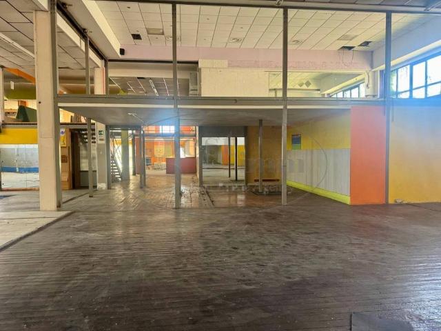 Locale Commerciale in affitto a Sorgenti, Livorno
