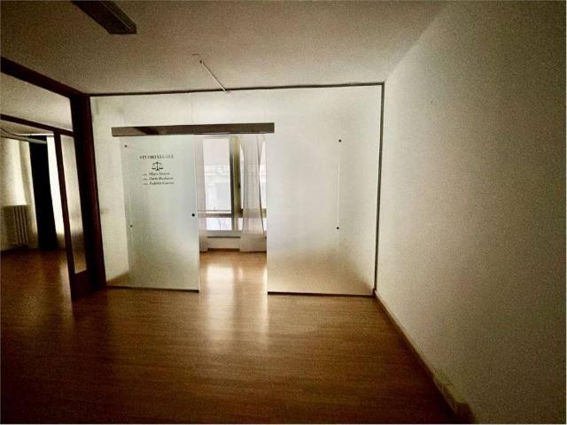 Locale Commerciale in affitto a Livorno, Toscana