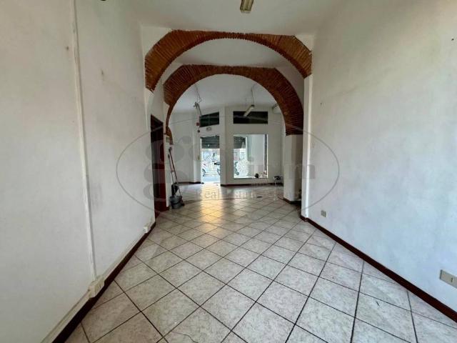 Locale Commerciale in affitto a Livorno, Toscana