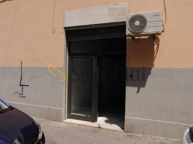Locale Commerciale in affitto a Pontino, Livorno
