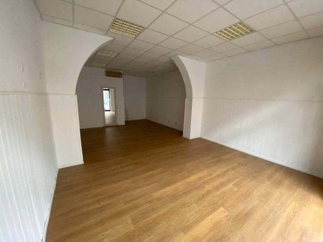 Locale Commerciale in affitto a Ardenza, Livorno