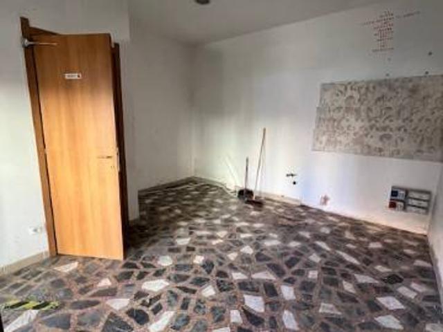 Locale Commerciale in affitto a Fabbricotti, Livorno