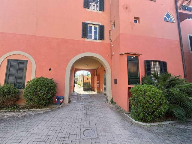 Locale Commerciale in affitto a Borgo Cappuccini, Livorno