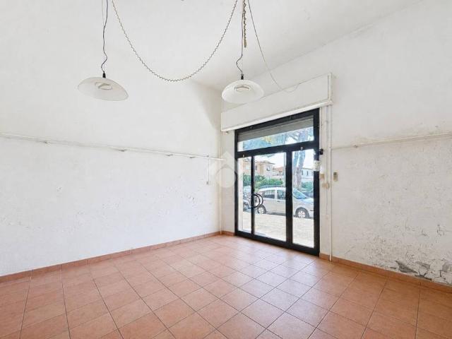 Locale Commerciale in affitto a Ardenza, Livorno