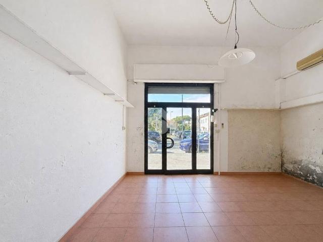 Locale Commerciale in affitto a Ardenza, Livorno