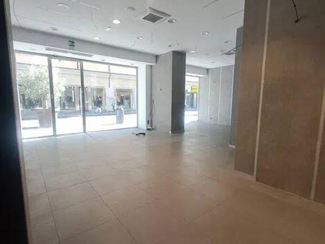 Locale Commerciale in affitto a Largo Attias, Livorno