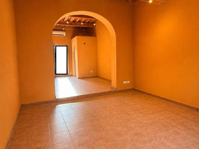 Locale Commerciale in affitto a Ardenza, Livorno