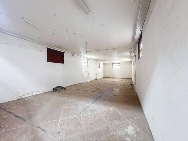 Locale Commerciale in affitto a Livorno