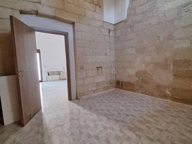 Locale Commerciale in affitto a Puglia, Lecce