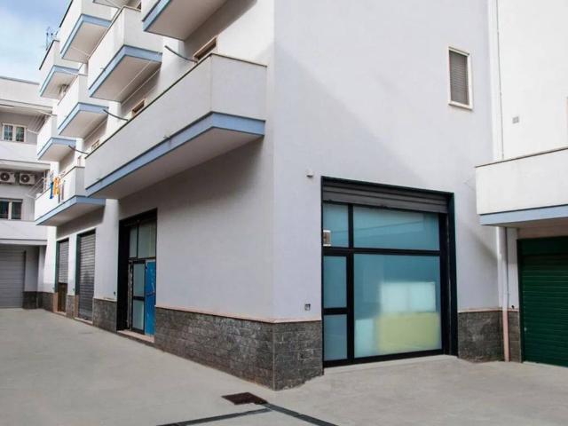 Locale Commerciale in affitto a Puglia, Bari