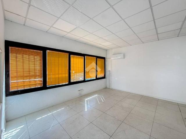 Locale Commerciale in affitto a Lodi, Lombardia