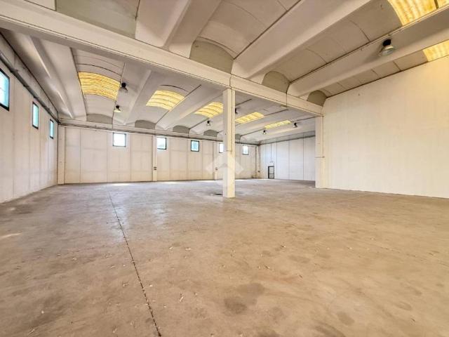 Locale Commerciale in affitto a Lodi, Lombardia