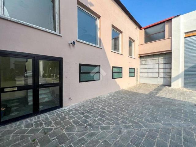 Locale Commerciale in affitto a Lodi, Chiosino