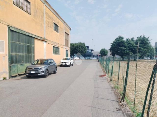 Locale Commerciale in affitto a Unione dei Comuni Bassa Bresciana Occidentale, Lograto