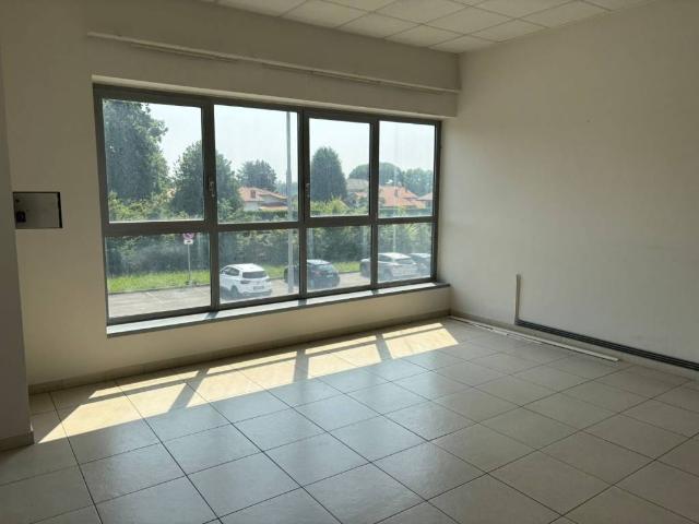 Locale Commerciale in affitto a Lomagna, Lombardia