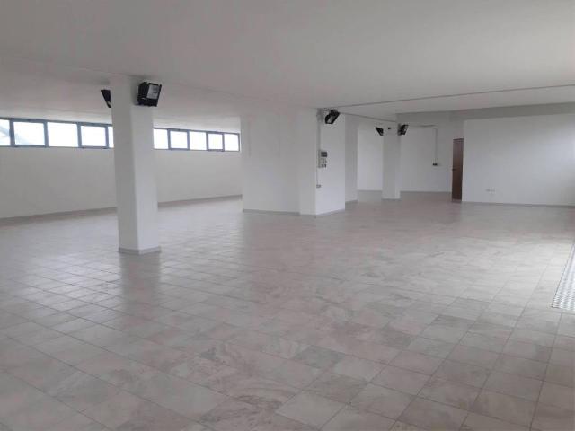 Locale Commerciale in affitto a Lonate Ceppino, Lombardia