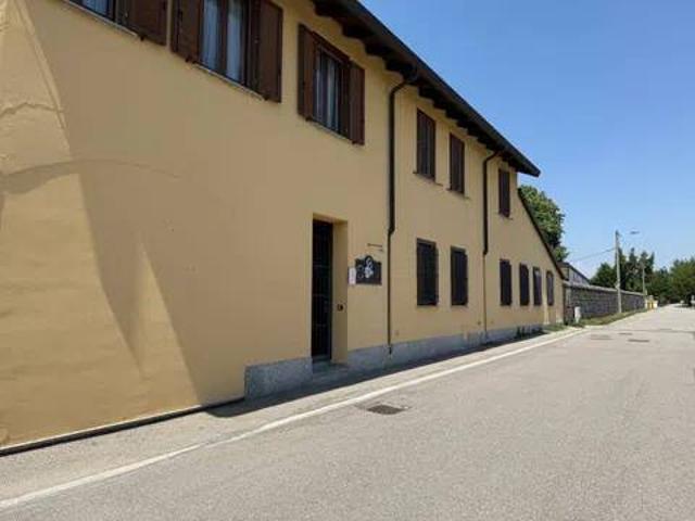 Locale Commerciale in affitto a Lonate Pozzolo, Lombardia