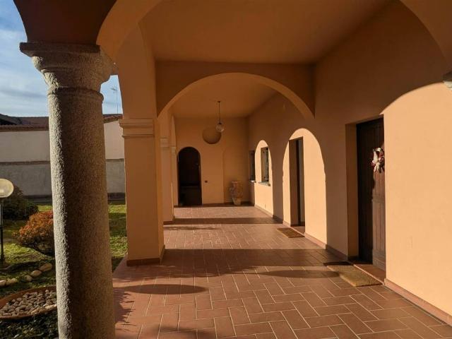 Locale Commerciale in affitto a Lonate Pozzolo, Lombardia