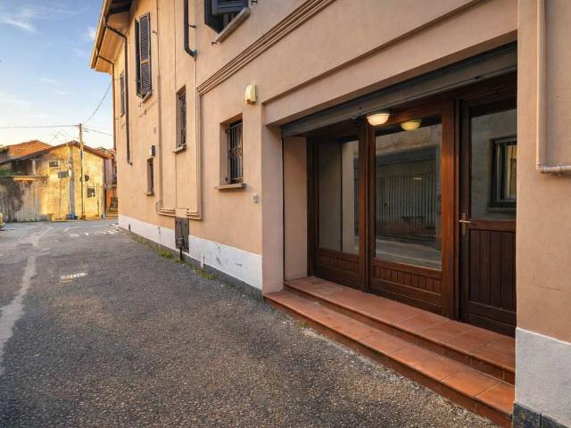 Locale Commerciale in affitto a Lonate Pozzolo, Lombardia