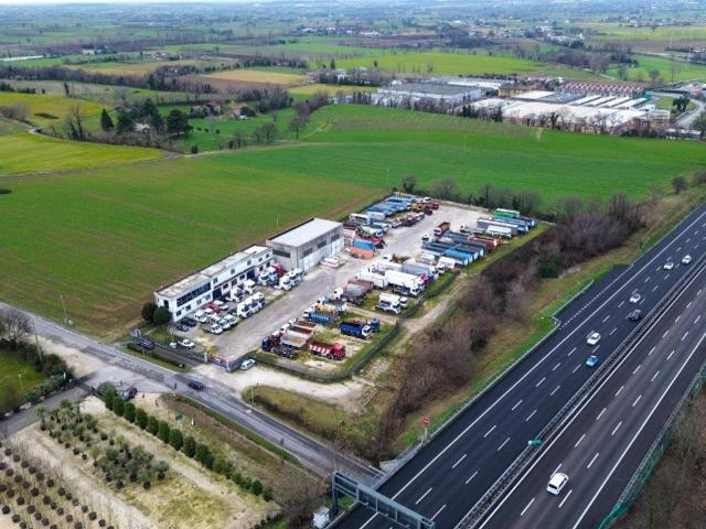 Locale Commerciale in affitto a Lonato, Lombardia
