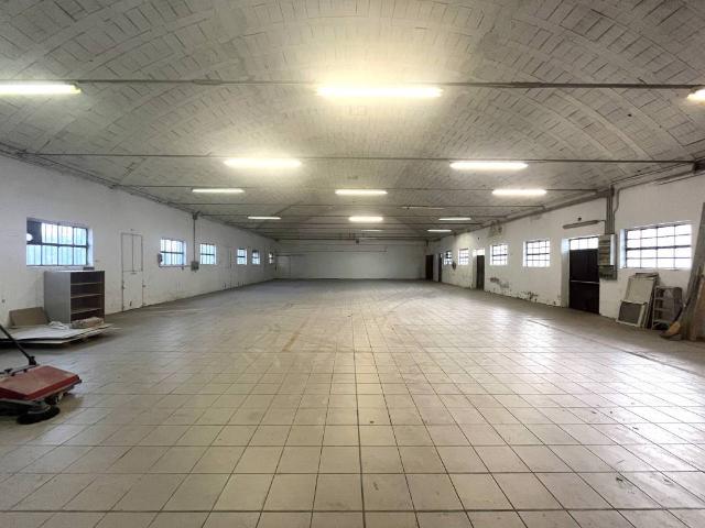 Locale Commerciale in affitto a Lonato, Lombardia