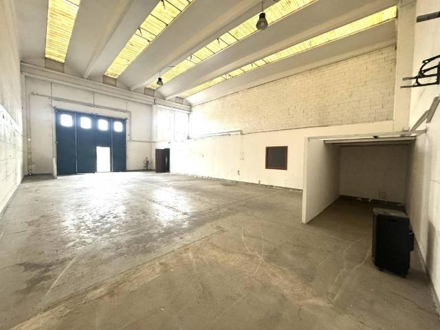 Locale Commerciale in affitto a Lonato, Lombardia