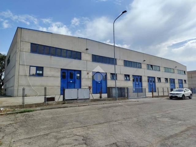 Locale Commerciale in affitto a Crocetta, Longiano