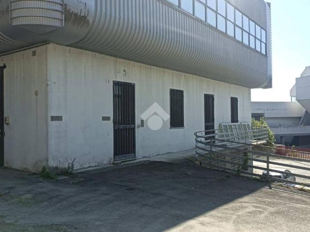 Locale Commerciale in affitto a Longiano, Reggio Emilia