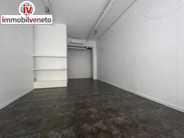 Locale Commerciale in affitto a Lonigo, Veneto