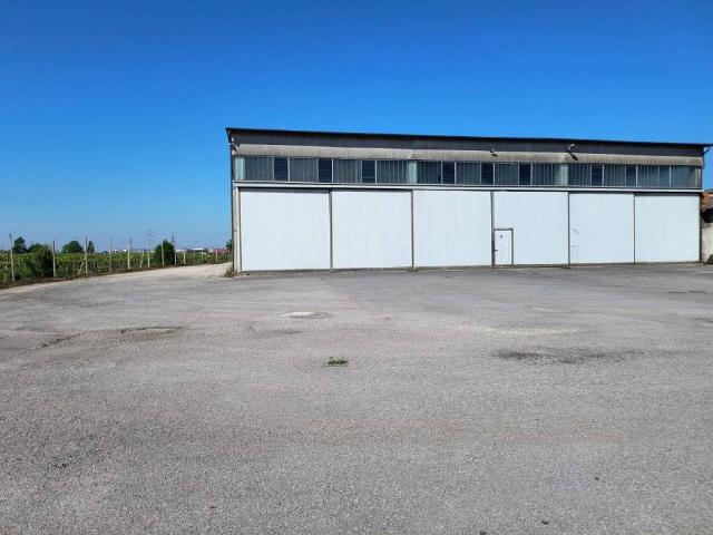 Locale Commerciale in affitto a Lonigo, Veneto