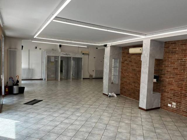 Locale Commerciale in affitto a Lonigo, Veneto