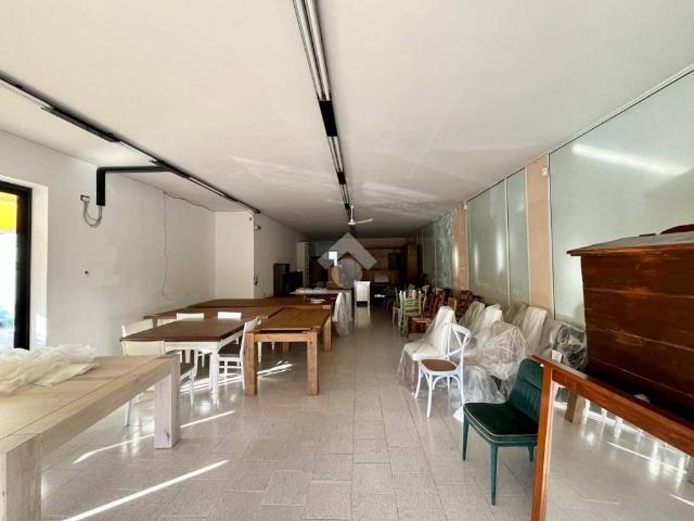 Locale Commerciale in affitto a Loreggia, Veneto