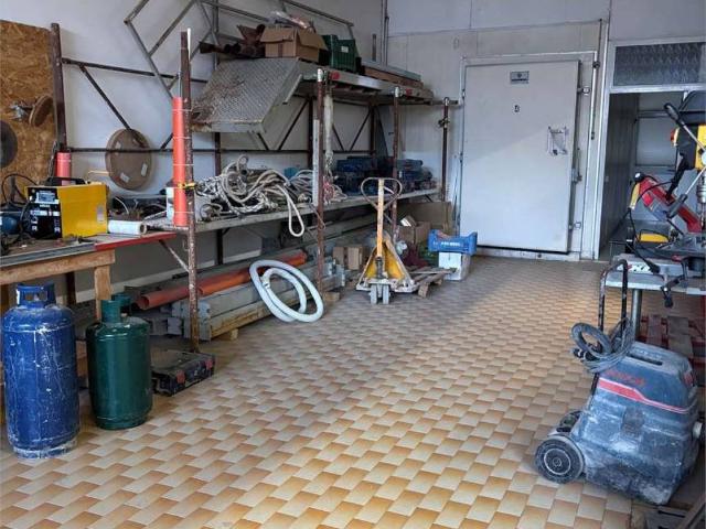 Locale Commerciale in affitto a Marche, Ancona