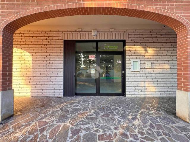 Locale Commerciale in affitto a Villa Costantina, Marche