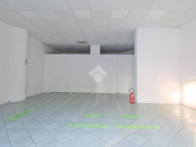 Locale Commerciale in affitto a Villa Costantina, Marche