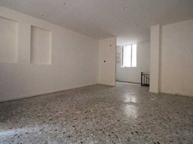 Locale Commerciale in affitto a Marche, Ancona