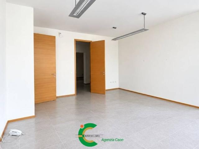 Locale Commerciale in affitto a Fonte, Loria