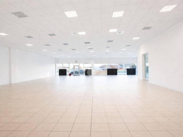 Locale Commerciale in affitto a Fonte, Loria