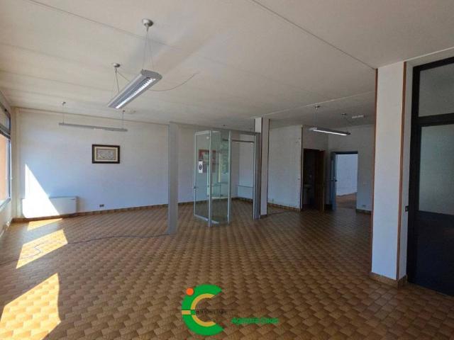Locale Commerciale in affitto a Fonte, Loria
