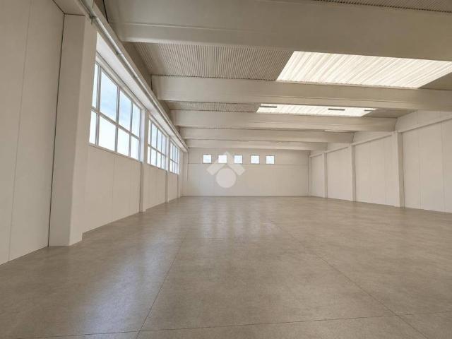 Locale Commerciale in affitto a Fonte, Loria