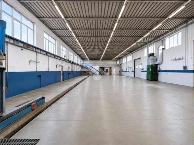 Locale Commerciale in affitto a Fonte, Loria