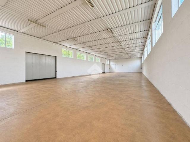Locale Commerciale in affitto a Fonte, Loria