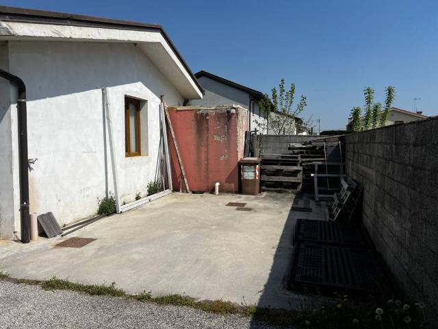 Locale Commerciale in affitto a Fonte, Loria
