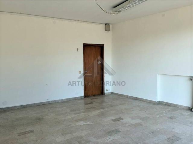 Locale Commerciale in affitto a Fonte, Loria
