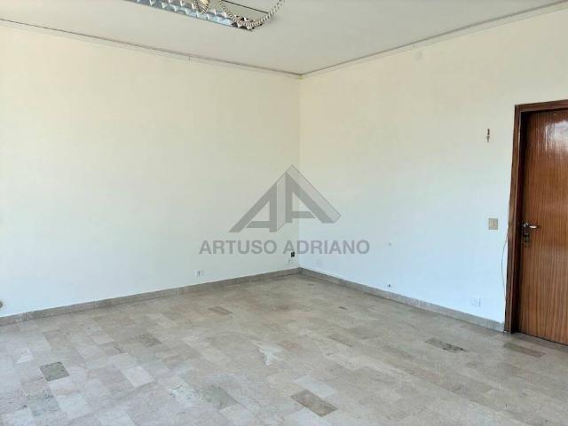 Locale Commerciale in affitto a Fonte, Loria