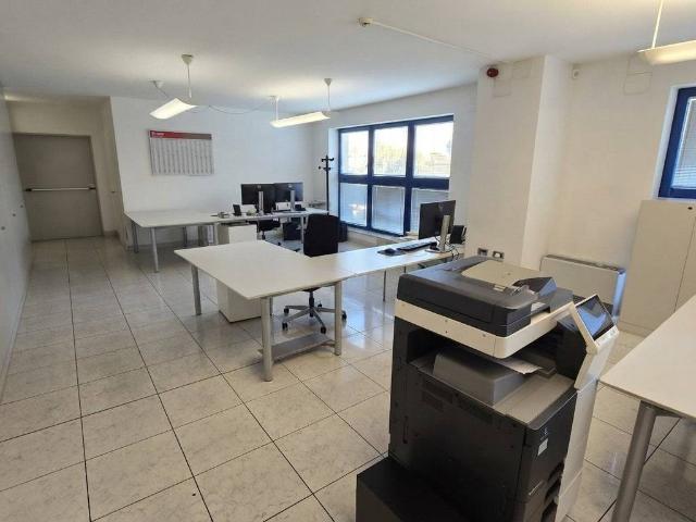 Locale Commerciale in affitto a Fonte, Loria