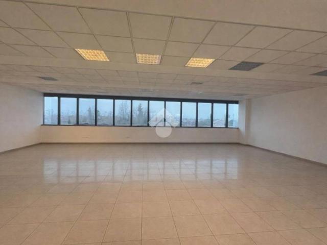Locale Commerciale in affitto a Fonte, Loria