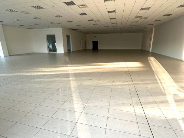 Locale Commerciale in affitto a Fonte, Loria