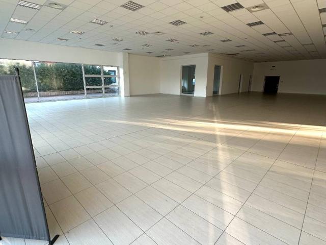 Locale Commerciale in affitto a Fonte, Loria