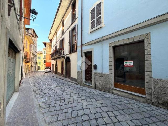 Locale Commerciale in affitto a Lovere, Lombardia